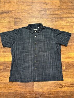 Casual Short-Sleeve Button-Down Shirt in Dark Charcoal Plaid